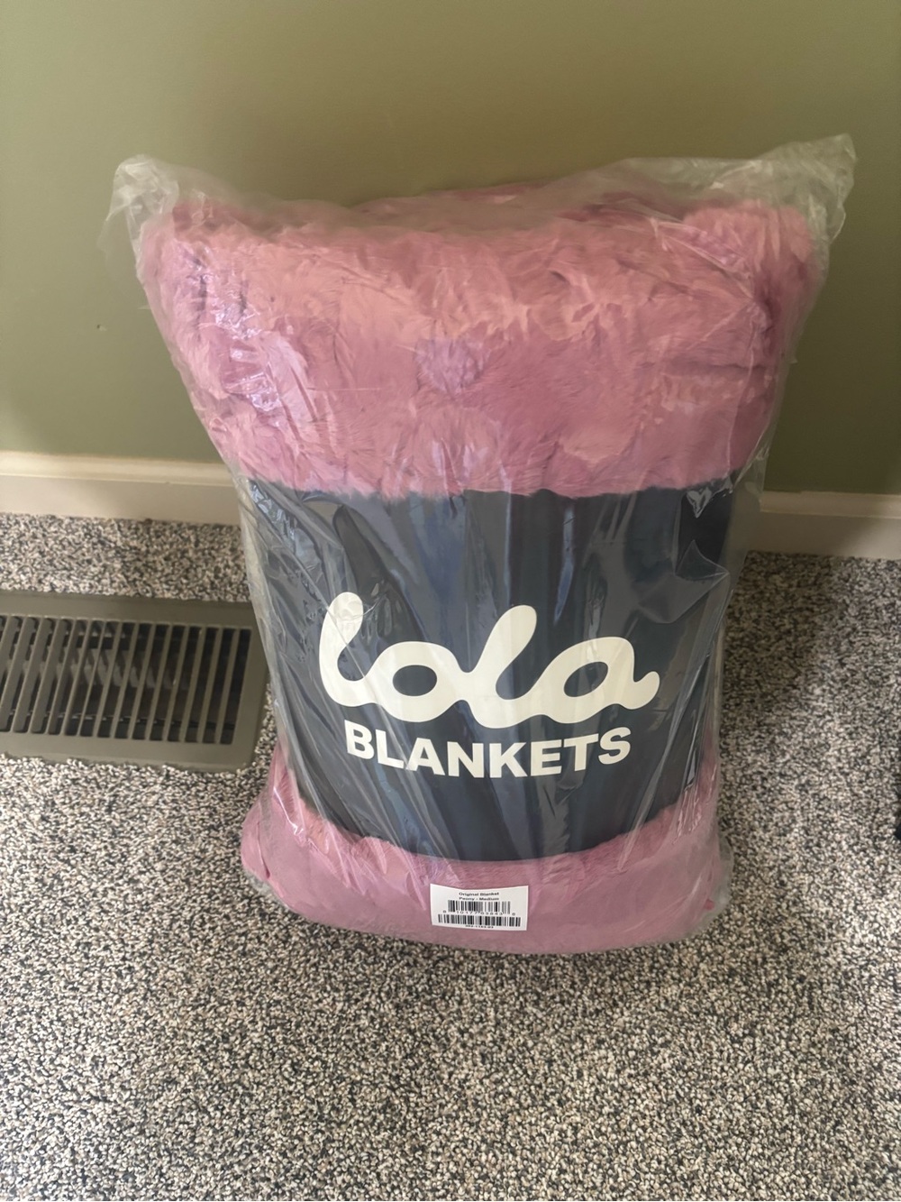 NIB Lola blanket, color peony